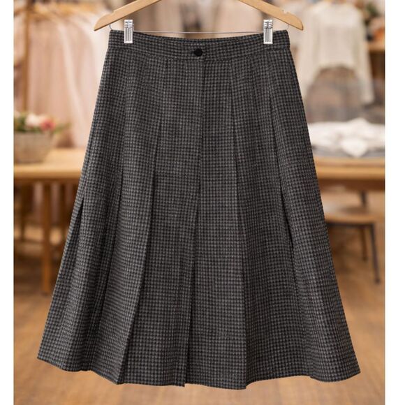 Casual Corner Dresses & Skirts - Vintage Casual Corner Houndstooth Skirt Black Gray Pleated Size 8 Academia